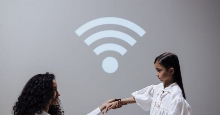 Wi-Fi - Mother and daughter with smartwatch and Wi-Fi symbol
